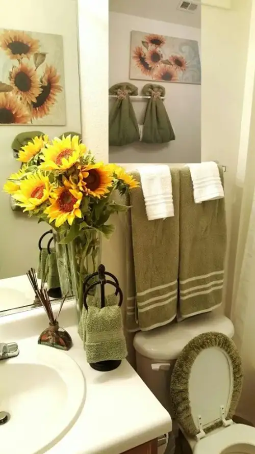 sunflower-decorations-in-bathroom