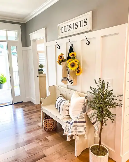 sunflower-decorations-in-entryway