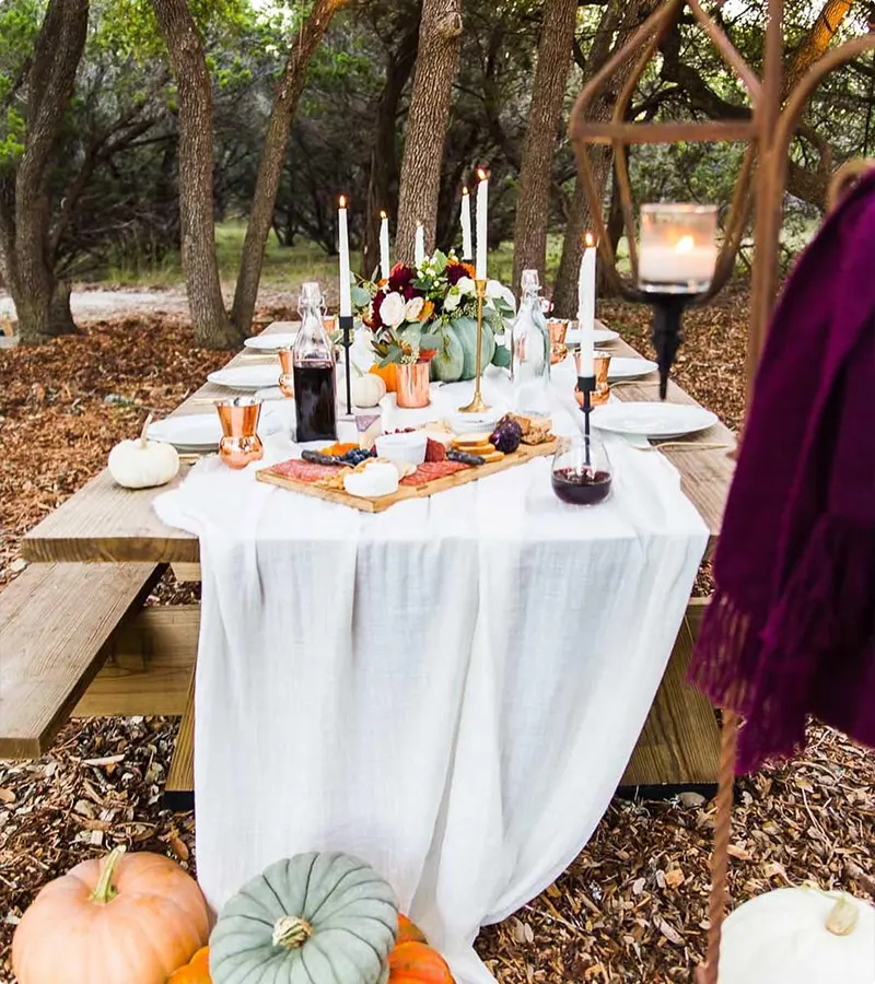 Outdoor Thanksgiving Dinner Decor Idea